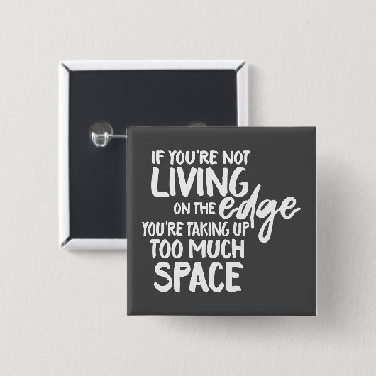 おもしろいことわざがエッジに住んでいないタイポグラフィ 缶バッジ (正面&裏面)