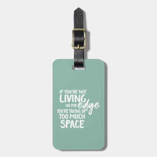 おもしろいことわざリビングオンザエッジタイポグラフィ ラゲッジタグ (正面縦)