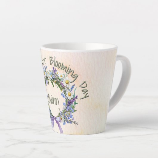 おもしろいちょうど別の開花日ワイルドフラワーカスタム カフェラテマグ (右アングル)