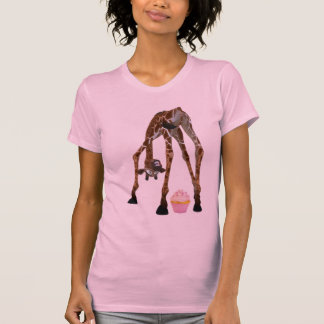 おもしろいでお洒落なキリンおよびカップケーキ Tシャツ