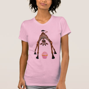 おもしろいでかわいいキリンおよびカップケーキ Tシャツ