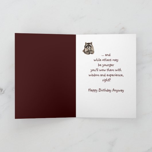 おもしろいでより古くより賢いバースデー・カードのかわいいアライグマ カード (内部)