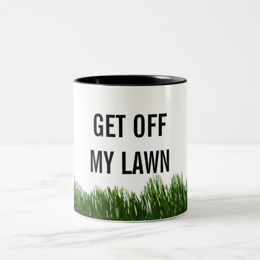 おもしろいでカスタムな色か文字は私の芝生のコーヒー・マグを離れて得ます ツートーンマグカップ (中央)