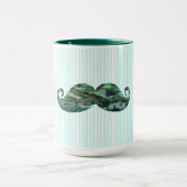 おもしろいでカラフルな孔雀は髭に羽をつけます マグカップ (中央)