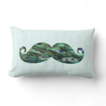 おもしろいでカラフルな孔雀は髭に羽をつけます