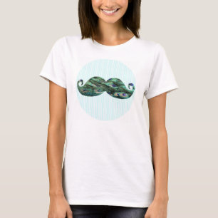 おもしろいでカラフルな孔雀は髭に羽をつけます Tシャツ