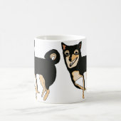 おもしろいで及びかわいい黒およびタンの柴犬犬のマグ コーヒーマグカップ (中央)