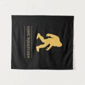 おもしろいで大きい足によってSquatchinの行くサスカッチ タペストリー (正面(横))