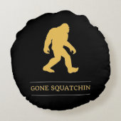 おもしろいで大きい足によってSquatchinの行くサスカッチ ラウンドクッション (裏面)