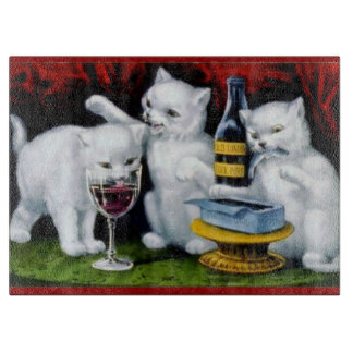 おもしろいで白い猫のパーティーのサーディンのワインの飲み物 カッティングボード