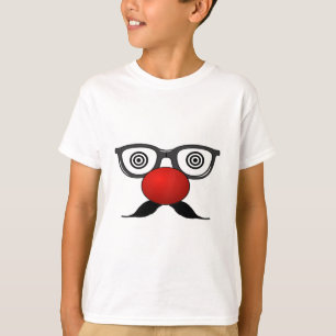 おもしろいで赤い鼻の風変わりな目ガラスの口ひげ Tシャツ