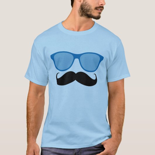 おもしろいで青いサングラスおよび髭のTシャツ Tシャツ (正面)