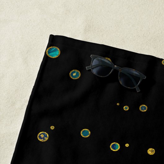 おもしろいで黒いぽっちゃりした猫 ビーチタオル (インサイチュ)