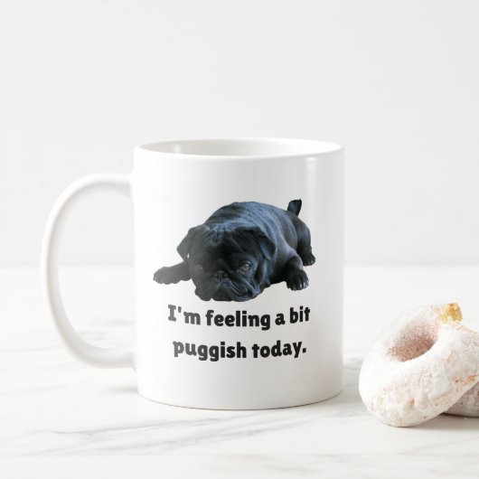 おもしろいで黒いパグ-私はビットPuggishを今日感じています コーヒーマグカップ (ドーナツ)