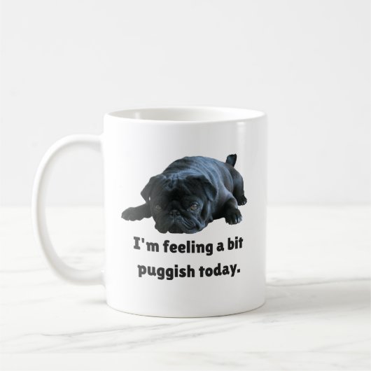 おもしろいで黒いパグ-私はビットPuggishを今日感じています コーヒーマグカップ (左)