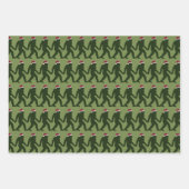 おもしろいとお洒落ビッグフットSanta in Blue, Green, Red ラッピングペーパーシート (正面2)