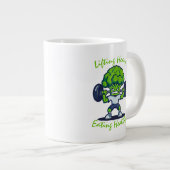 おもしろいとやる気を起こさせるフィットネスマグ – 強いブロッコリー ジャンボコーヒーマグカップ (正面右)