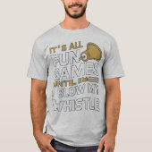 おもしろいとゲームレフェリーホイッスル引用文デザイン Tシャツ (正面)