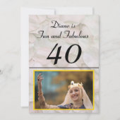 おもしろいと素晴らしい40ピンクローズ花びら誕生日 招待状 (正面)