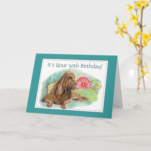 おもしろいなしわを寄せられたハウンドドッグの老齢期の第50誕生日 カード (黄色い花)