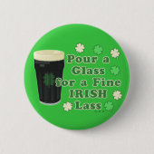 おもしろいなアイルランドの少女のセントパトリックの日のパイントガラス 缶バッジ (正面)