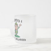 おもしろいなアイルランド語-私はアイルランドの幼年期を生き延びました フロストグラスマグカップ (正面左)