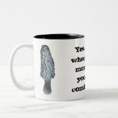 おもしろいなアミガサタケのハンターのコーヒーカップ ツートーンマグカップ (左)