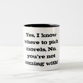 おもしろいなアミガサタケのハンターのコーヒーカップ ツートーンマグカップ