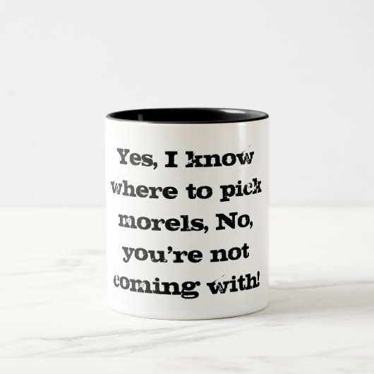 おもしろいなアミガサタケのハンターのコーヒーカップ ツートーンマグカップ (中央)