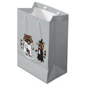 おもしろいなアライグマの新郎新婦のギフトバッグ ミディアムペーパーバッグ (正面アングル)