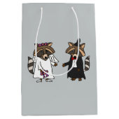 おもしろいなアライグマの新郎新婦のギフトバッグ ミディアムペーパーバッグ (正面)