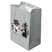 おもしろいなアライグマの新郎新婦のギフトバッグ ミディアムペーパーバッグ (裏面アングル)