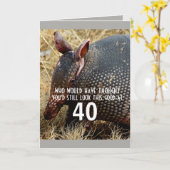 おもしろいなアルマジロのカスタムなバースデー・カードのユーモア カード (黄色い花)