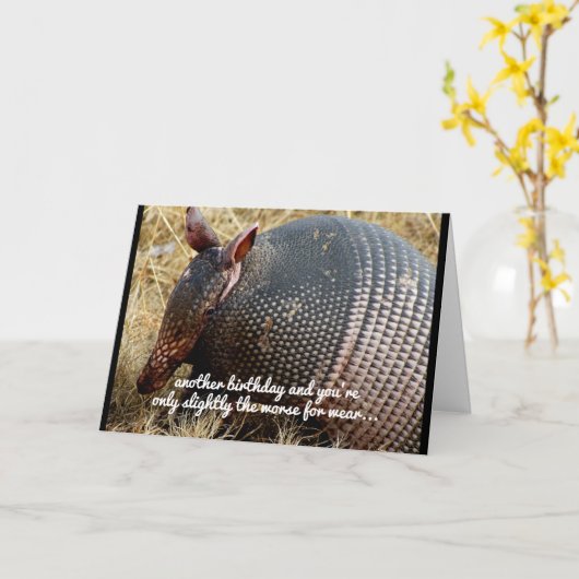 おもしろいなアルマジロのバースデー・カードのユーモア カード (黄色い花)