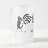 おもしろいなオンドリの旧正月2017年のFガラスのマグ フロストグラスビールジョッキ (正面左)