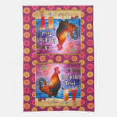 おもしろいなオンドリの鶏のカクテルの熱帯ビーチの海 キッチンタオル (縦)