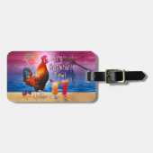 おもしろいなオンドリの鶏のカクテルの熱帯ビーチの海 ラゲッジタグ (正面横)