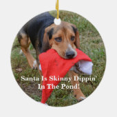 おもしろいなサンタは池の細いDippinです! ビーグル犬 セラミックオーナメント (裏面)