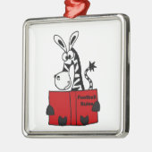 おもしろいなシマウマの読書フットボールは本を支配します メタルオーナメント (左)