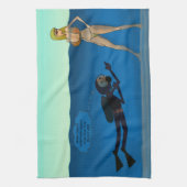 おもしろいなスキューバダイバーの水中女の子、潜水のギフト キッチンタオル (縦)