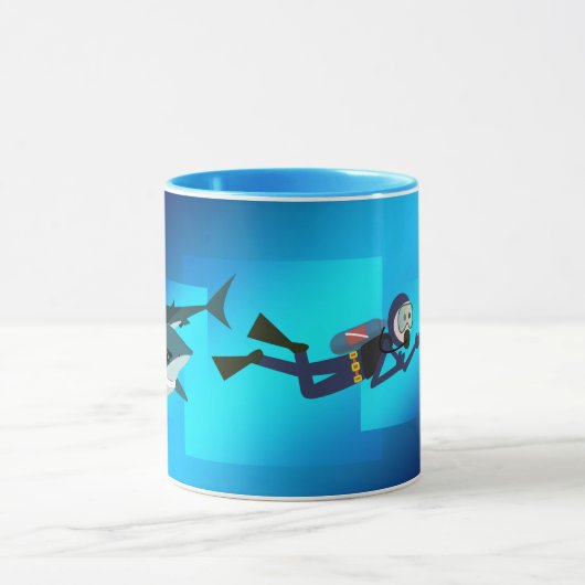 おもしろいなダイバーのマグ。 鮫に先行させているスキューバダイバー マグカップ (中央)