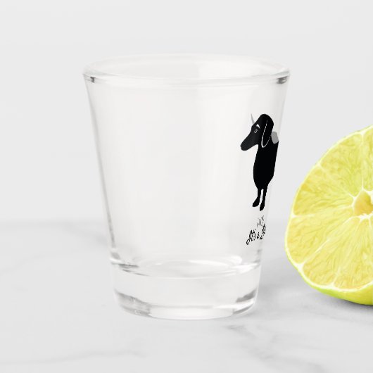 おもしろいなダックスフントのカスタムの文字 ショットグラス (左)