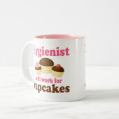 おもしろいなチョコレートカップケーキの歯科衛生士 ツートーンマグカップ (正面左)