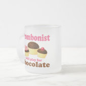 おもしろいなチョコレートトロンボーン奏者のギフト フロストグラスマグカップ (正面左)