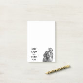 おもしろいなチンパンジー動物は平静を保ち、考えます ポストイット (デスク上)