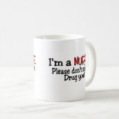 おもしろいなナースのTシャツは""薬剤を入れさせます私に コーヒーマグカップ (正面右)