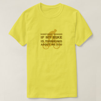 おもしろいなバイクは追随的なサイクリングの黄色について考えるです Tシャツ