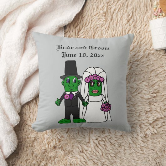 おもしろいなピクルスの新郎新婦の結婚式の漫画 クッション (ブランケット)