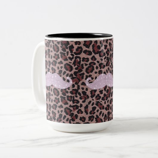 おもしろいなピンクのきらきら光るな髭およびアニマルプリントパターン ツートーンマグカップ (正面左)