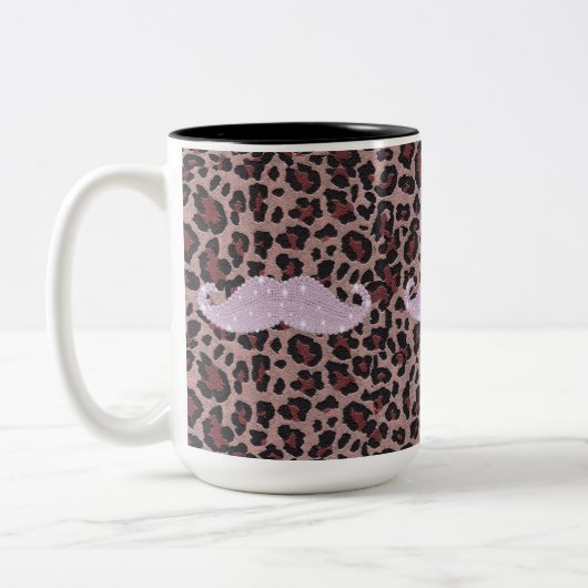 おもしろいなピンクのきらきら光るな髭およびアニマルプリントパターン ツートーンマグカップ (左)